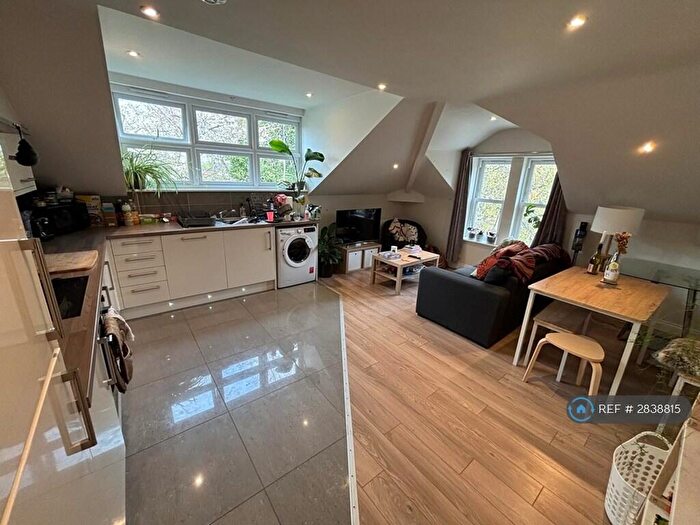 2 Bedroom Flat To Rent In Headingley Lane, Leeds, LS6