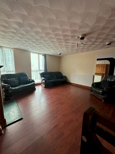 4 Bedroom Semi-Detached House To Rent In Barberry Close, Romford, RM3