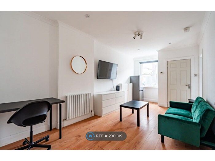 1 Bedroom Flat To Rent In Morningside Gardens, Edinburgh, EH10