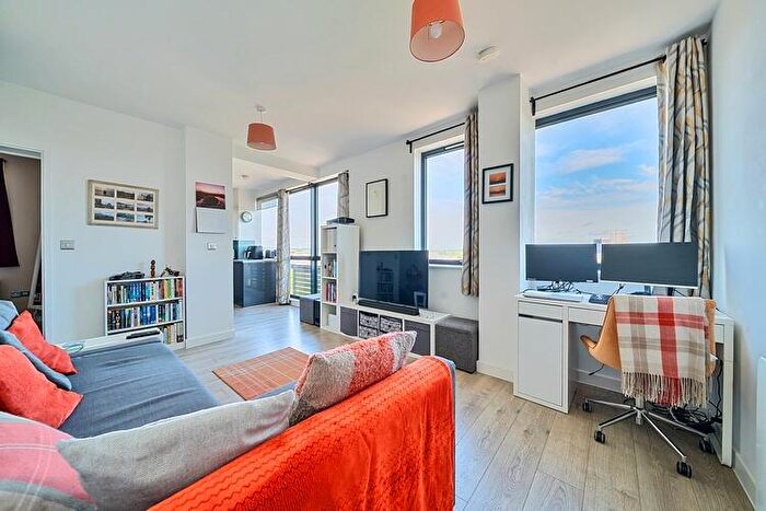 1 Bedroom Flat For Sale In West Terrace Six Hills House, Stevenage, Hertfordshire, SG1