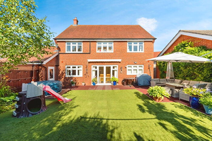 5 Bedroom Detached House For Sale In Tillers Close, Shefford, SG17