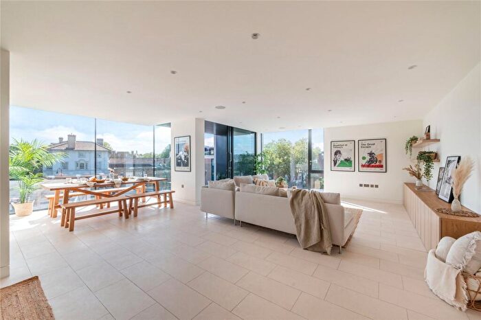 3 Bedroom Flat To Rent In Oval Road, Camden, NW1