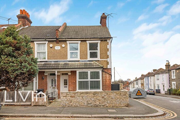 2 Bedroom End Of Terrace House For Sale In Ravenswood Road, Croydon, Surrey, CR0