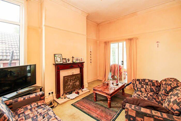 3 Bedroom End Terrace House For Sale In Hawthorne Terrace, Wakefield, WF2