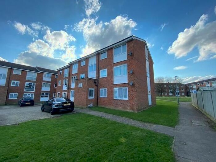 2 Bedroom Flat To Rent In Milton Dene, Hemel Hempstead, HP2