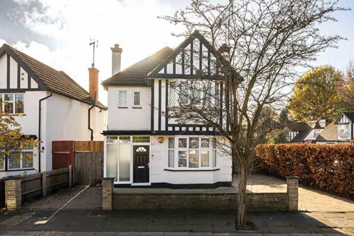 4 Bedroom Detached House To Rent In North Crescent, Finchley, N3