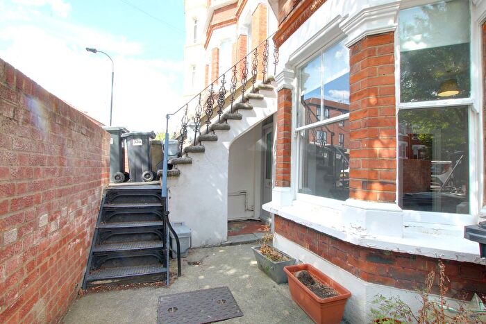 1 Bedroom Flat To Rent In Curwen Road (Ref ), Shepherds Bush., W12