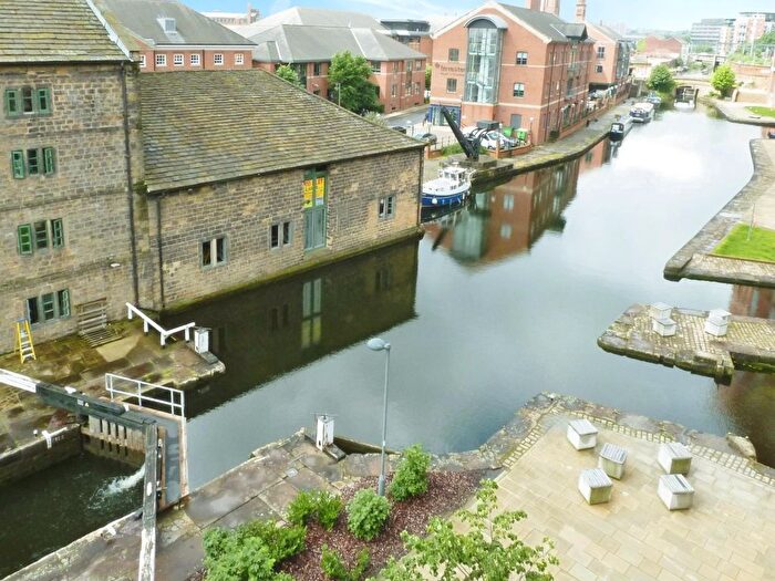 2 Bedroom Flat To Rent In Watermans Place, Wharf Approach, Leeds, West Yorkshire, LS1