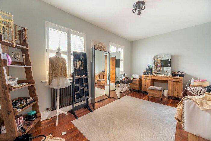 6 Bedroom Detached House To Rent In Connaught Avenue, Loughton, IG10