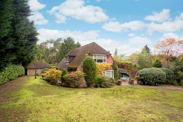 3 Bedroom Detached House To Rent In Smugglers Way The Sands, GU10