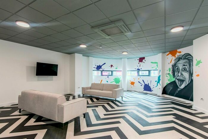 5 Bedroom Apartment To Rent In Bed Deluxe Flat, Graduation House, NG9