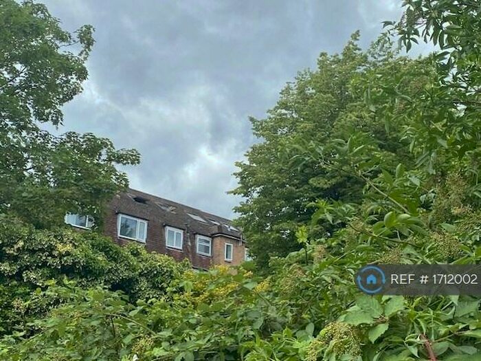 2 Bedroom Flat To Rent In Linden Grove, New Malden, KT3