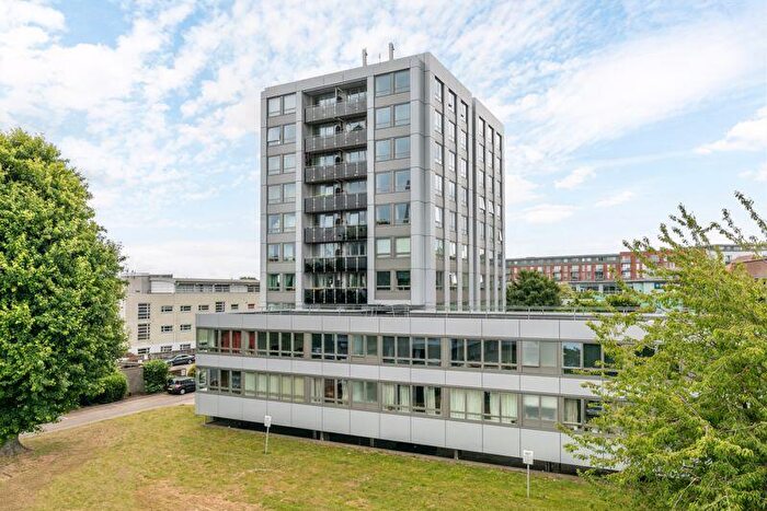 2 Bedroom Flat To Rent In Wellington Close, Walton-on-Thames, KT12