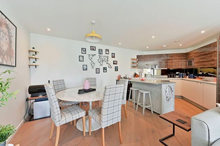 2 Bedroom Flat To Rent In Lower Richmond Road, West Putney, London, SW15