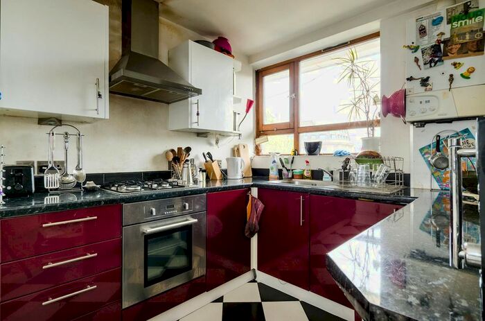 3 Bedroom Flat To Rent In Cromer Street, Bloomsbury, London, WC1H