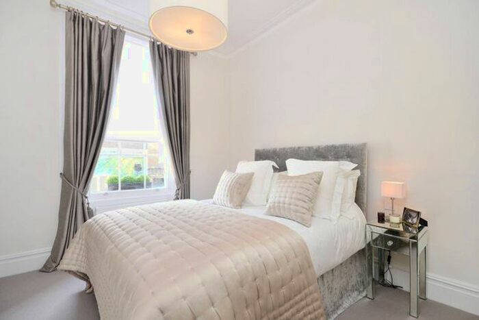 2 Bedroom Flat To Rent In St Anns Villas, Holland Park, London, W11