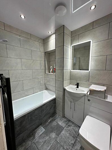 2 Bedroom Flat To Rent In Dickenson Road Manchester, M14