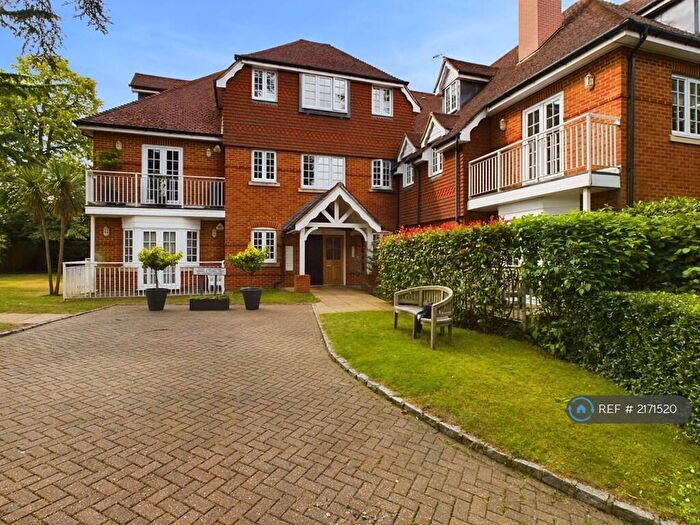 3 Bedroom Flat To Rent In Holly Lodge, Weybridge, KT13