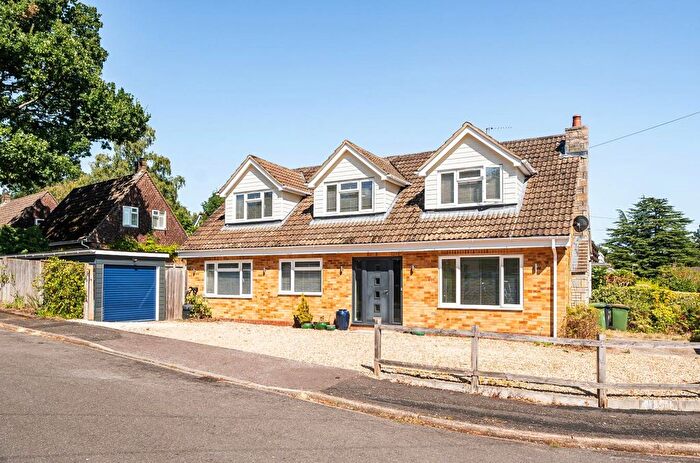3 Bedroom Chalet For Sale In Pine Crescent, Hiltingbury, Chandler's Ford, SO53