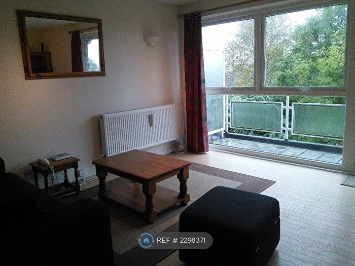 2 Bedroom Flat To Rent In Royal Avenue, Worcester Park, KT4