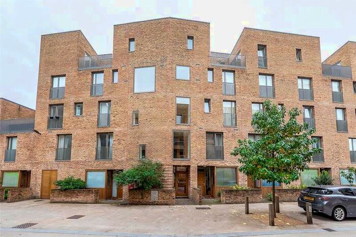 2 Bedroom Flat To Rent In Arbor House, Narrowboat Avenue, Brentford, TW8