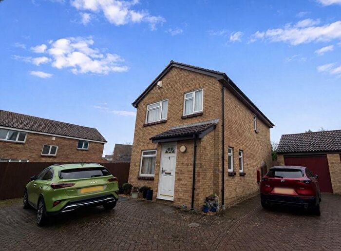 4 Bedroom Detached House For Sale In Glenfield Road, Luton, LU3