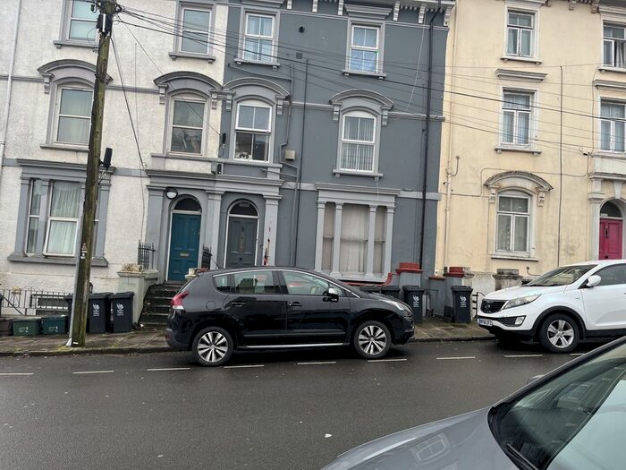 1 Bedroom Flat To Rent In Clytha Square, Newport, NP20