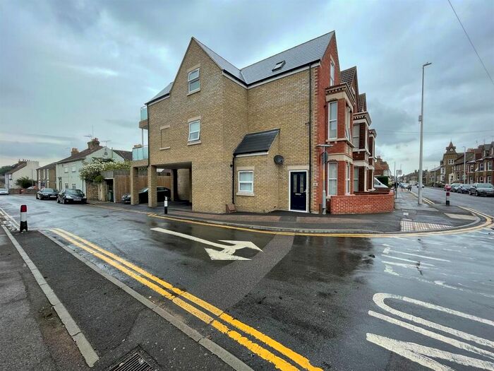 2 Bedroom Flat To Rent In Park Road, Sittingbourne, ME10