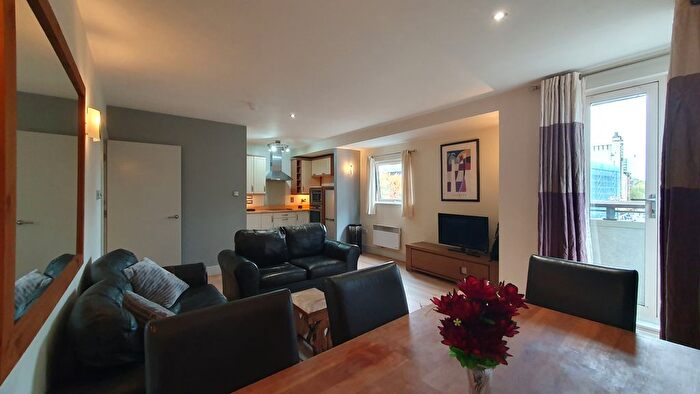 2 Bedroom Flat To Rent In Queen Street, City Center, Cardiff, CF10