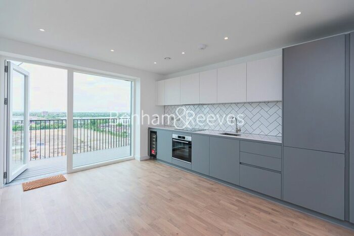 1 Bedroom Flat To Rent In Cedrus Avenue, Southall, UB1