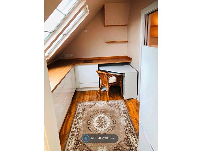 Studio To Rent In Hendon Way, London, NW2