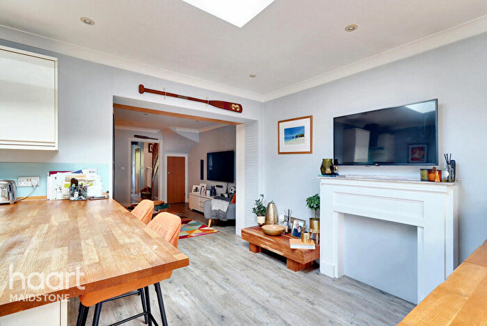 3 Bedroom End Of Terrace House For Sale In Park Way, Maidstone, ME15
