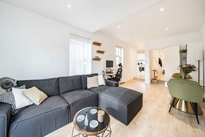 3 Bedroom Flat To Rent In Sylvester Road, East Finchley, N2