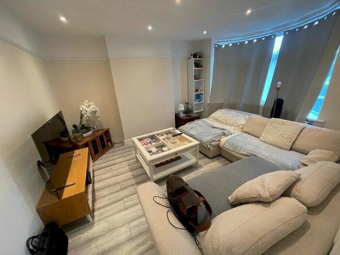 4 Bedroom Semi-Detached House To Rent In North Avenue, Harrow, Greater London, HA2