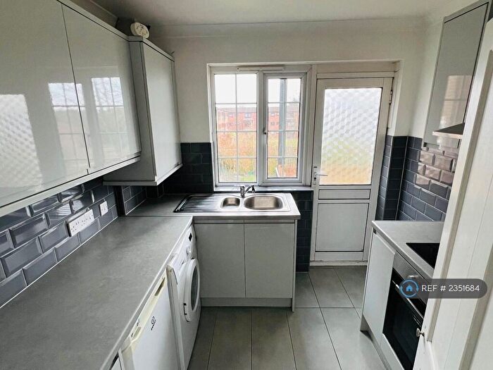 1 Bedroom Flat To Rent In Lyndhurst Court, London, E18