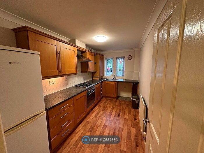 2 Bedroom Flat To Rent In Fielding Court, Morley, Leeds, LS27