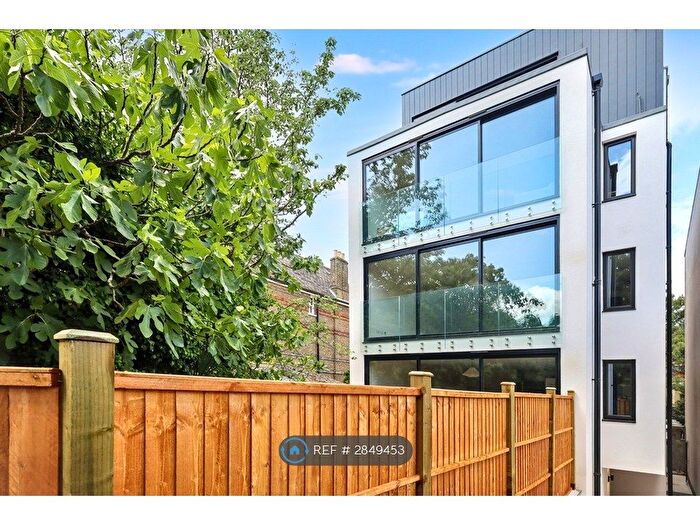 2 Bedroom Flat To Rent In Underhill Road, London, SE22