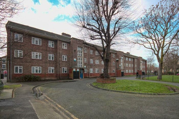 2 Bedroom Flat To Rent In Howland Estate, London, SE16