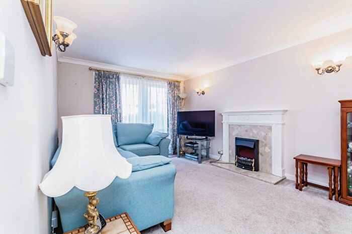 2 Bedroom Flat For Sale In Beechwood Gardens, Caterham, Surrey, CR3