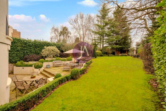 3 Bedroom Apartment To Rent In Hamilton Terrace, St. John's Wood, London, NW8