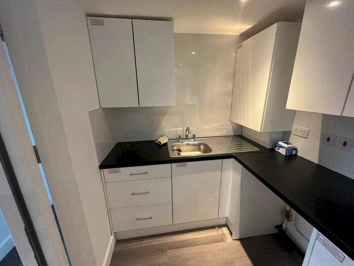 4 Bedroom Flat To Rent In Central Avenue, Edmonton, London, N9