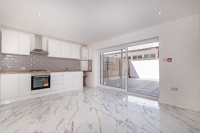 4 Bedroom Flat To Rent In Gambole Road, London, SW17