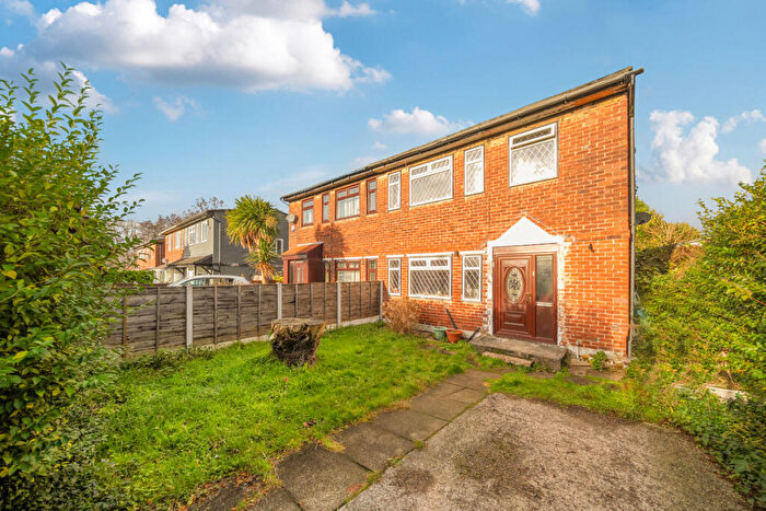 3 Bedroom Semi-Detached House For Sale In Gambrel Bank Road, Ashton-under-Lyne, OL6