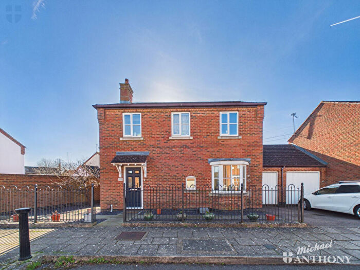 3 Bedroom Detached House For Sale In Rixons Meadow, Aylesbury, HP19