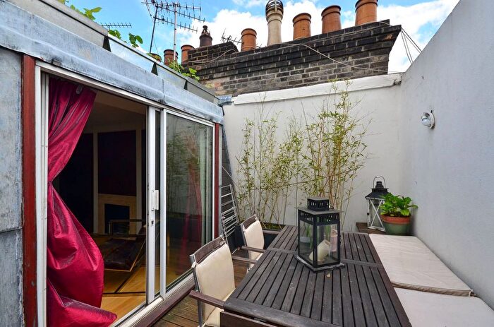 3 Bedroom Flat To Rent In Queens Gate Place, South Kensington, London, SW7