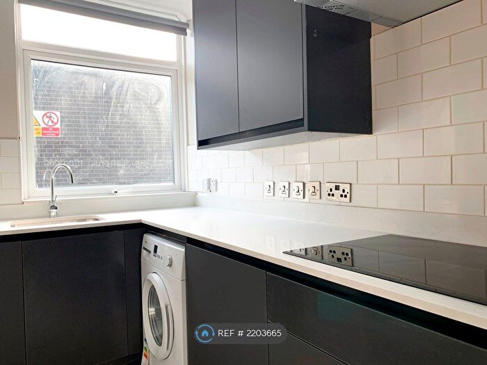 4 Bedroom Flat To Rent In Bethnal Green Road, London, E2