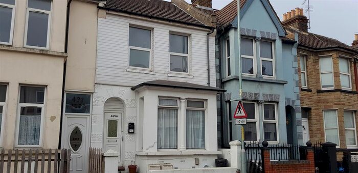 2 Bedroom Flat To Rent In Canterbury Street, Gillingham ME7