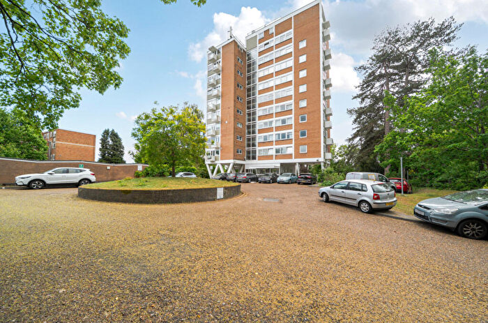 2 Bedroom Flat For Sale In Guildford Road, Woking, Surrey, GU22