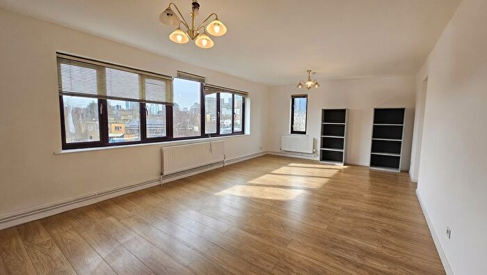 2 Bedroom Flat To Rent In Amsterdam Road, London, E14