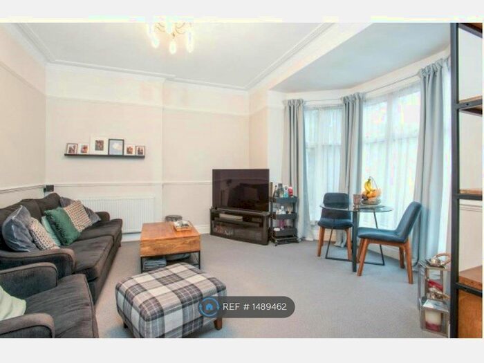 2 Bedroom Flat To Rent In Park Avenue, Bromley, BR1
